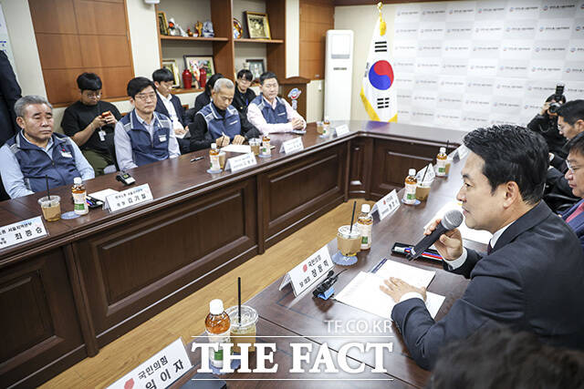 국민의힘-한국노총 서울지역본부 간담회에서 인사말 하는 장동혁 대표(오른쪽).