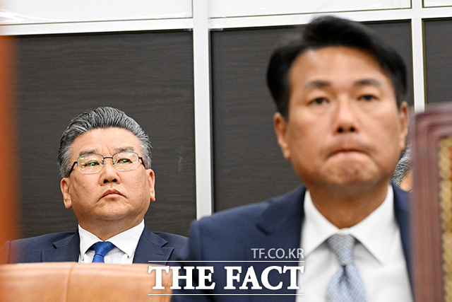 유병호 감사원 감사위원(왼쪽)과 김태효 전 국가안보실 제1차장이 21일 오후 서울 여의도 국회에서 열린 윤석열 정권 정치검찰 조작 기소 의혹 사건 진상규명 국정조사특별위원회에서 열린 서해 공무원 피격·통계조작·’윤석열 명예훼손’ 허위보도 조작기소 의혹 사건에 대한 청문회에 증인으로 출석해 의원 질의를 듣고 있다. /국회=남용희 기자