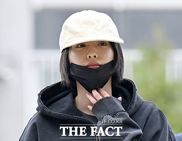 그룹 애프터스쿨 출신 가수 겸 배우 나나가 21일 오후 경기 남양주시 의정부지방법원 남양주지원에서 열린 자택 침입 강도 사건 재판에 증인으로 출석하며 취재진을 향해 인사하고 있다.  