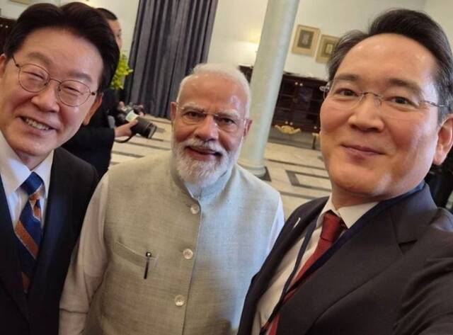 이재용 삼성전자 회장(오른쪽부터), 나렌드라 모디 인도 총리, 이재명 대통령이 지난 20일 인도 현지에서 열린 환영 오찬에서 셀카를 촬영하고 있다. /삼성전자 뉴스룸 인스타그램