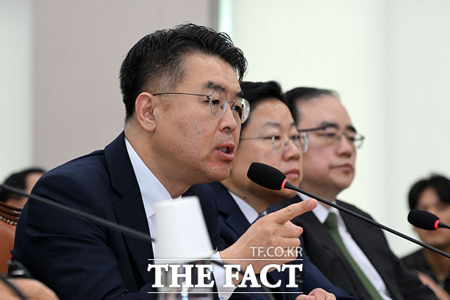 윤성원 전 국토교통부 1차관이 의원 질의에 답변하고 있다.