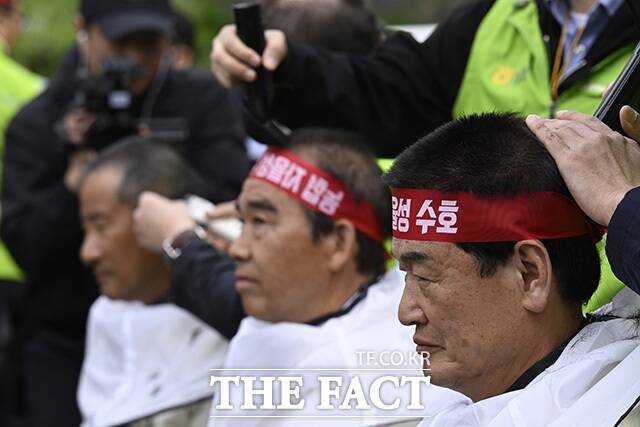 결의대회 참석자들이 농협법 개정을 반대하며 삭발하고 있다. /송호영 기자