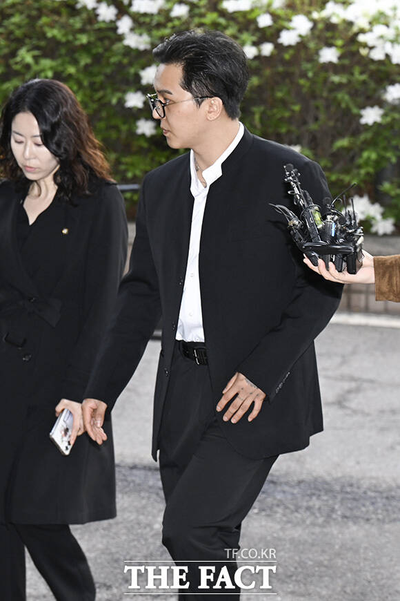 사회복무요원 부실 근무 의혹을 받고 있는 가수 송민호 씨가 21일 서울 마포구 서울서부지방법원에서 열린 공판에 출석 중 사과를 하고 있다. /송호영 기자