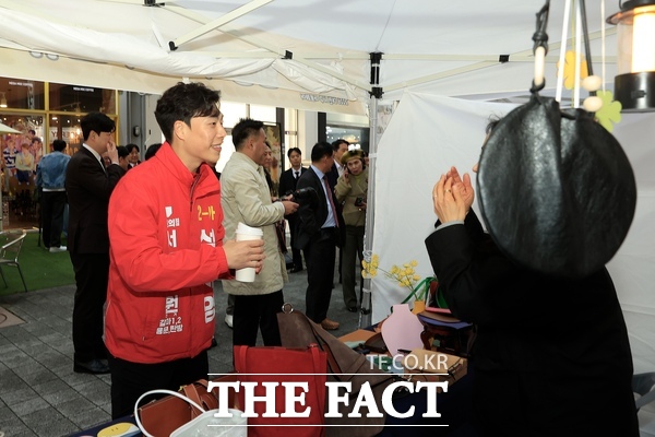 설재영 대전시 서구의원이 지난 10일과 11일 서구 탄방동 로데오타운에서 열린 2026 대전 서구 아트페어 아트스프링 행사장에서 선거운동을 하고 있는 모습. /설재영 서구의원