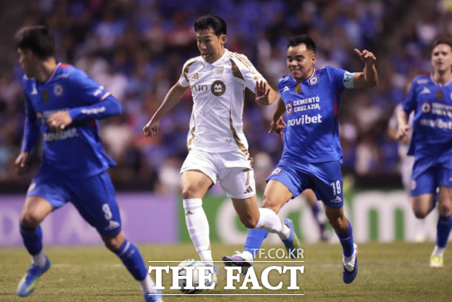 LA FC의 손흥민이 14일(현지 시간) 멕시코 푸에블라의 에스타디오 쿠아우테목에서 열린 2026 북중미카리브해축구연맹(CONCACAF) 챔피언스컵 8강 2차전 크루즈 아술과 경기 중 공을 몰고 있다. LA FC는 후반 추가시간 드니 부앙가의 동점 골로 1-1로 비겨 1,2차전 합계 4-1로 승리하고 4강에 올랐다./푸에블라=AP/뉴시스