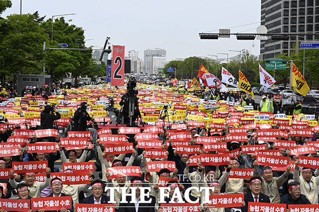 여의대로에서 구호 외치는 집회 참가자들.