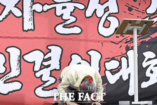 강호동 농협중앙회장(왼쪽)과 송언석 국민의힘 원내대표가 구호를 외치고 있다.
