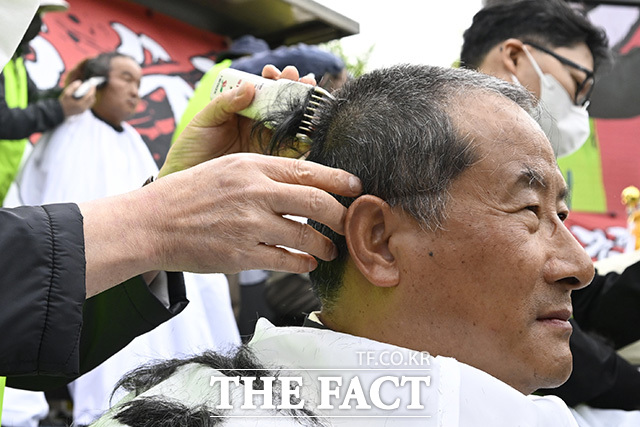 여의대로에서 구호 외치는 집회 참가자들.