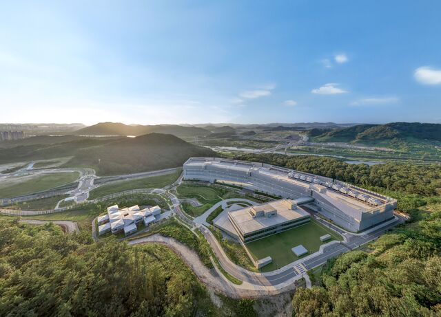 네이버가 GS풍력발전과 협약을 맺고, 자체 데이터센터 '각 춘천'과 '각 세종' 등에서 친환경 에너지를 사용한다. 사진은 세종특별자치시에 위치한 네이버의 '각 세종' 데이터센터의 전경. /네이버