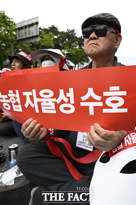 여의대로에서 구호 외치는 집회 참가자들.