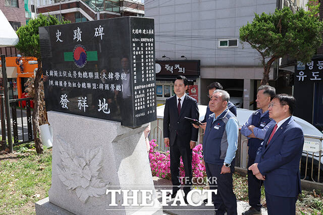 국민의힘-한국노총 서울지역본부 간담회에서 인사말 하는 장동혁 대표(오른쪽).