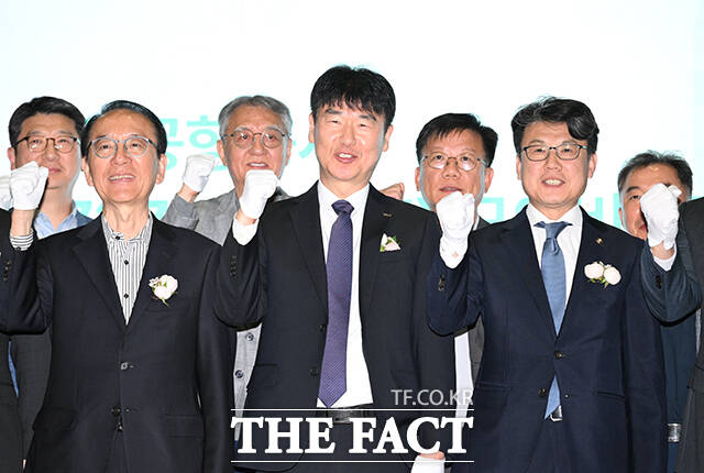 박재희(오른쪽) 한국공항공사 사장직무대행과 강대홍 제주항공 운항본부 운항훈련실장이 21일 오후 서울 강서구 KAC항공훈련센터 SIM HALL에서 열린 B737-8(Max) 모의비행장치 도입 기념행사에 참석해 모의비행장치를 체험하고 있다. /박헌우 기자