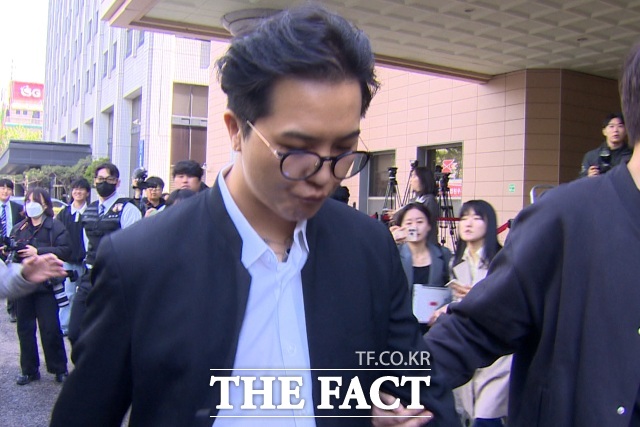 ‘부실 복무’ 혐의를 받는 송민호가 21일 서울 마포구 서울서부지방법원에서 열린 1차 공판을 마친 후 귀가하고 있다. /서울서부지법=김기범 기자