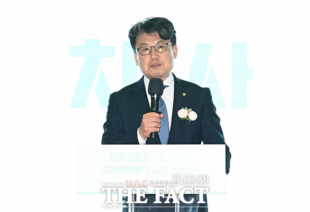 박재희(오른쪽) 한국공항공사 사장직무대행과 강대홍 제주항공 운항본부 운항훈련실장이 21일 오후 서울 강서구 KAC항공훈련센터 SIM HALL에서 열린 B737-8(Max) 모의비행장치 도입 기념행사에 참석해 모의비행장치를 체험하고 있다. /박헌우 기자