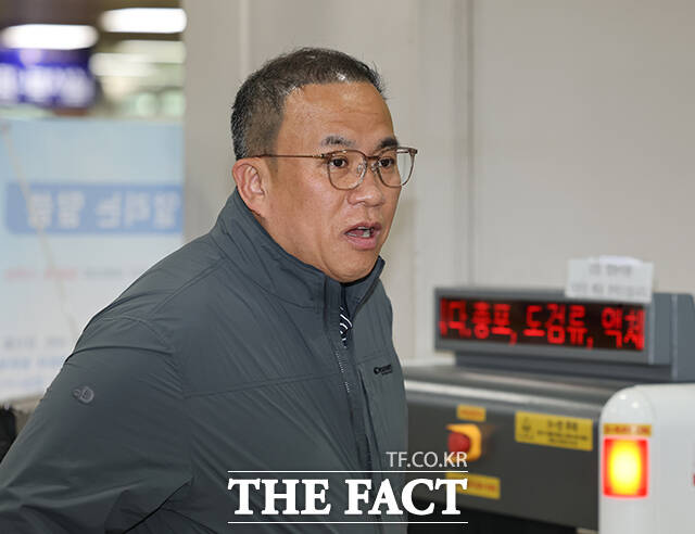 정치브로커 명태균 씨가 21일 오전 서울 서초구 중앙지방법에서 열린 정치자금법 위반 관련 1심 속행 공판에 출석하고 있다. /박헌우 기자