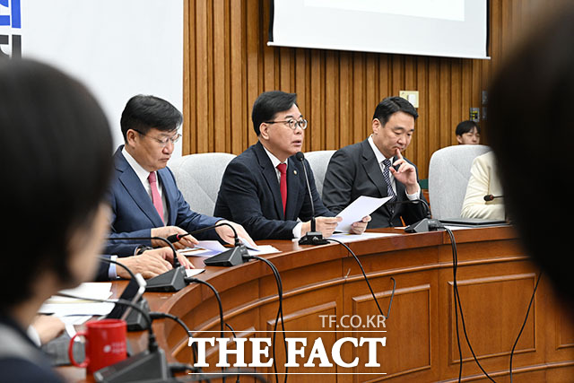 송언석 국민의힘 원내대표(왼쪽)가 21일 오전 서울 여의도 국회에서 열린 원내대책회의에서 모두 발언을 하고 있다. /국회=서예원 기자