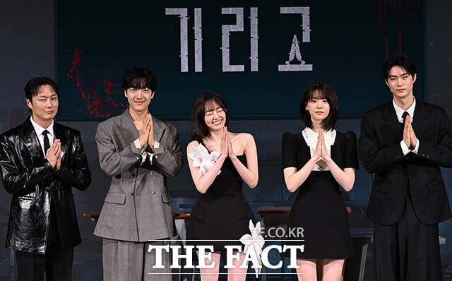 박윤서 감독과 배우 노재원, 이효제, 강미나, 전소영, 현우석(왼쪽부터)이 21일 오후 서울 용산구 CGV 용산아이파크몰에서 열린 넷플릭스 새 시리즈 '기리고' 기자간담회에 참석해 포즈를 취하고 있다. /김성렬 기자