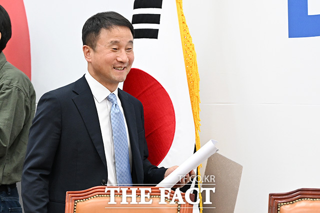 원내대표 사퇴 관련 기자간담회 마친 뒤 취재진 질문에 답하는 한 원내대표.