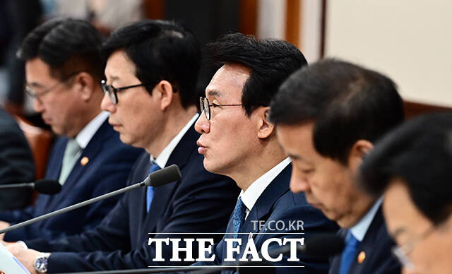 김민석 국무총리가 21일 오전 서울 종로구 정부서울청사에서 열린 국무회의 겸 비상경제본부 회의에 참석해 모두발언을 하고 있다. /임영무 기자