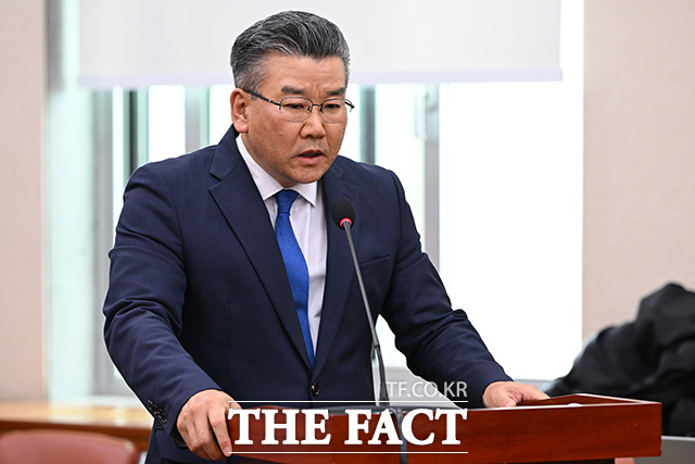 국정조사 증인으로 출석한 유병호 감사원 감사위원과 남욱 변호사, 김태효 전 국가안보실 제1차장(왼쪽부터).