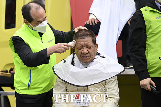 여의대로에서 구호 외치는 집회 참가자들.