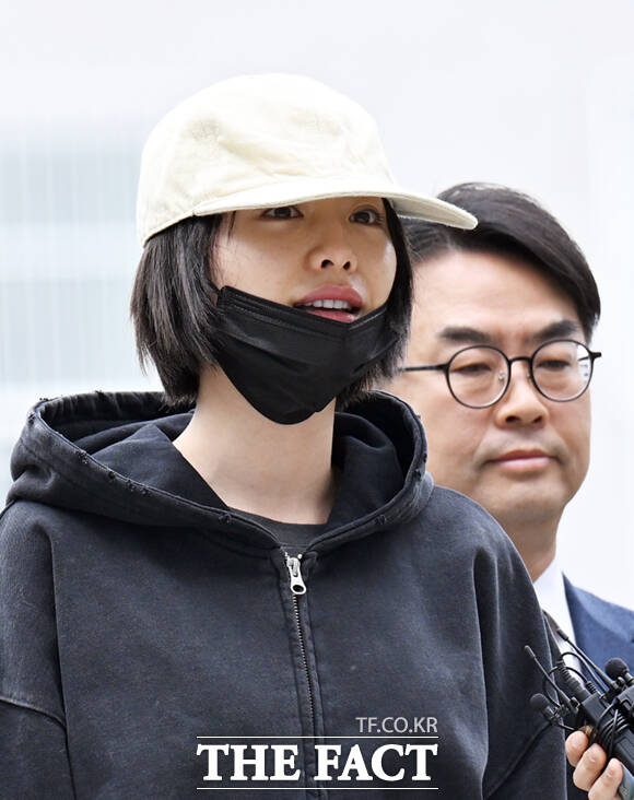 그룹 애프터스쿨 출신 가수 겸 배우 나나가 21일 오후 경기 남양주시 의정부지방법원 남양주지원에서 열린 자택 침입 강도 사건 재판에 증인으로 출석하며 취재진을 향해 인사하고 있다.  