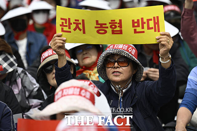 여의대로에서 구호 외치는 집회 참가자들.