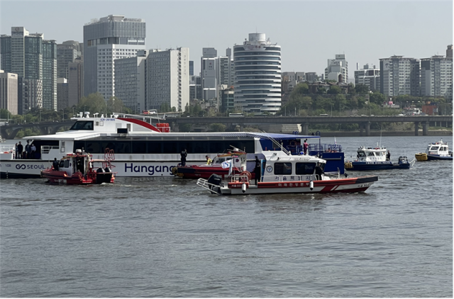 서울시는 30일 오전 9시 50분 한강버스 여의도선착장 부근에서 한강 복합 수난사고에 대비한 수상 및 육상 구조․구호 종합 훈련을 진행한다. 사진은 서울시는 21일 1차 예행연습을 진행하고 있는 모습이다. /서울시