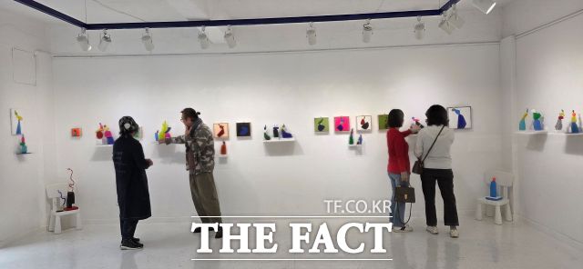 이설제 작가의 불안정한 규칙 전시회에선 돌에 색만 칠한 것 아니냐, 무채색 돌이 이렇게까지 변할 수 있느냐 등 관람객들의 반응이 엇갈렸다. /김영신 기자