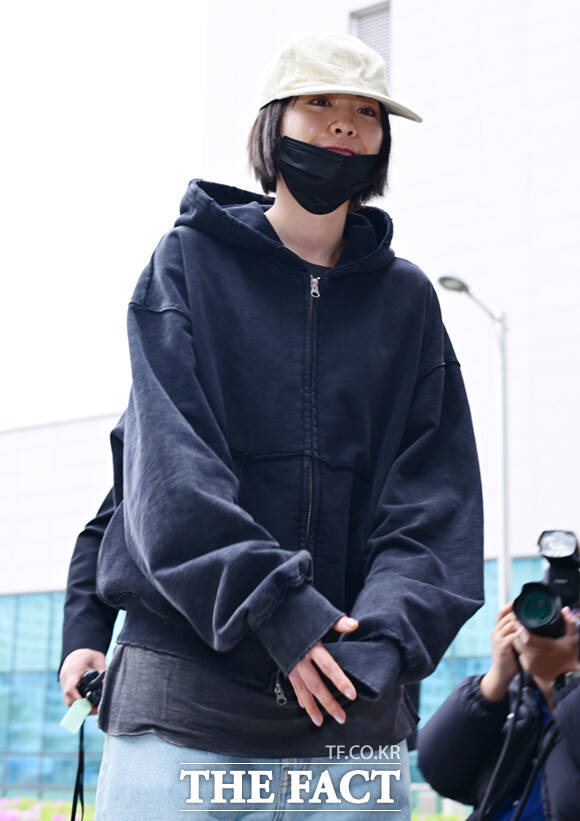 그룹 애프터스쿨 출신 가수 겸 배우 나나가 21일 오후 경기 남양주시 의정부지방법원 남양주지원에서 열린 자택 침입 강도 사건 재판에 증인으로 출석하며 취재진을 향해 인사하고 있다.  