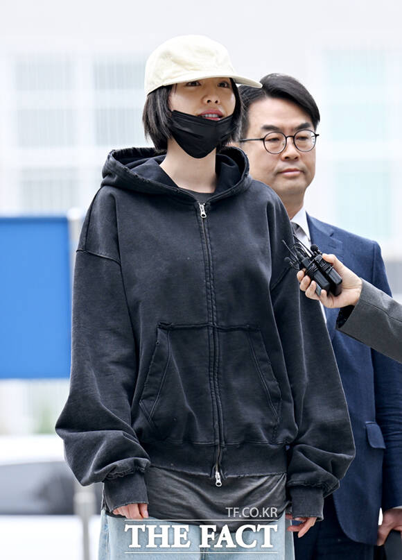 그룹 애프터스쿨 출신 가수 겸 배우 나나가 21일 오후 경기 남양주시 의정부지방법원 남양주지원에서 열린 자택 침입 강도 사건 재판에 증인으로 출석하며 취재진을 향해 인사하고 있다.  