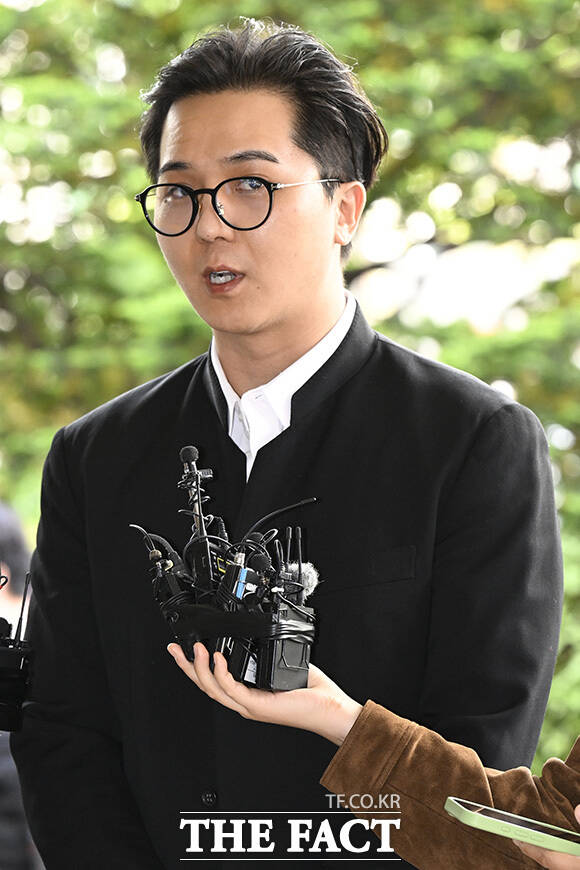 사회복무요원 부실 근무 의혹을 받고 있는 가수 송민호 씨가 21일 서울 마포구 서울서부지방법원에서 열린 공판에 출석 중 사과를 하고 있다. /송호영 기자