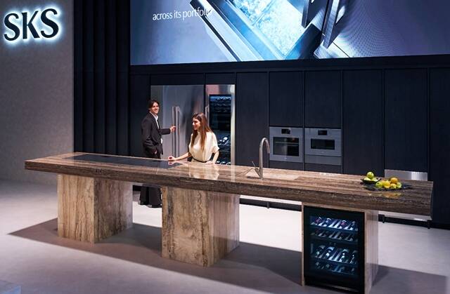 LG전자 전시관을 찾은 관람객이 초프리미엄 빌트인 가전 브랜드 SKS를 살펴보고 있다. /LG전자