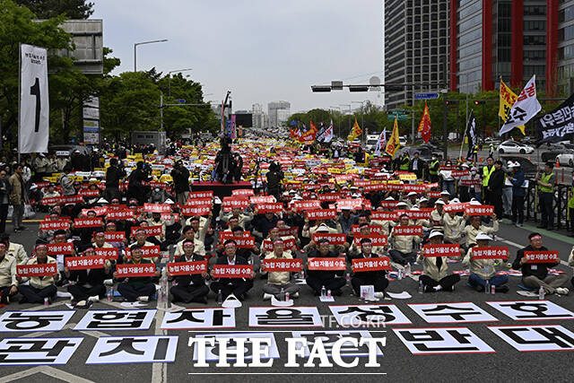 여의대로에서 구호 외치는 집회 참가자들.
