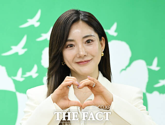 제23회 서울국제환경영화제 기자간담회가 21일 오전 서울 중구 환경재단 레이첼카슨홀에서 열린 가운데, 공식 홍보대사로 위촉된 가수 바다(오른쪽)가 최열 환경재단 이사장과 기념촬영하고 있다. /이새롬 기자