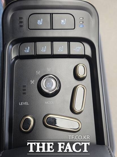 뉴 스타리아 리무진 모델 외측 암레스트에 위치한 스위치는 최대 14가지 방향으로 시트 조절이 가능하도록 설계됐다. /송다영 기자