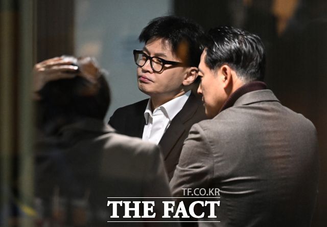 국민의힘 내부에서 잠잠하던 계파 갈등의 불씨가 다시 타오르고 있다. 부산 북갑 재선거에 출마한 한동훈 전 대표와 장동혁 국민의힘 대표. /더팩트 DB