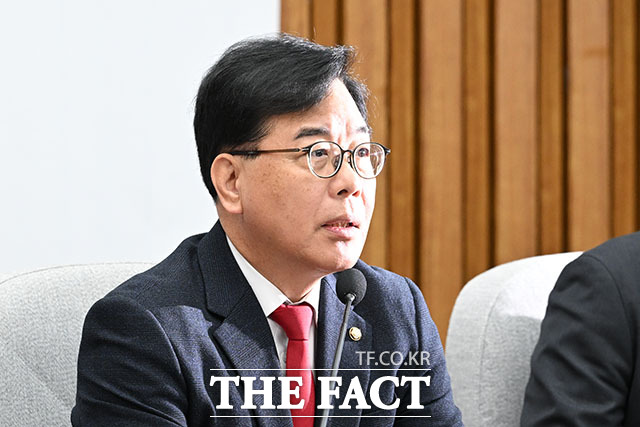 송언석 국민의힘 원내대표(왼쪽)가 21일 오전 서울 여의도 국회에서 열린 원내대책회의에서 모두 발언을 하고 있다. /국회=서예원 기자