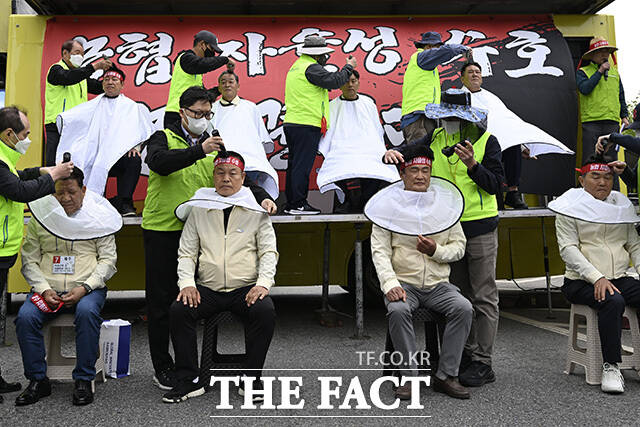 여의대로에서 구호 외치는 집회 참가자들.