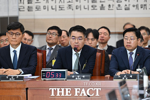 의원 질의에 답변하는 윤성원 전 국토교통부 1차관.