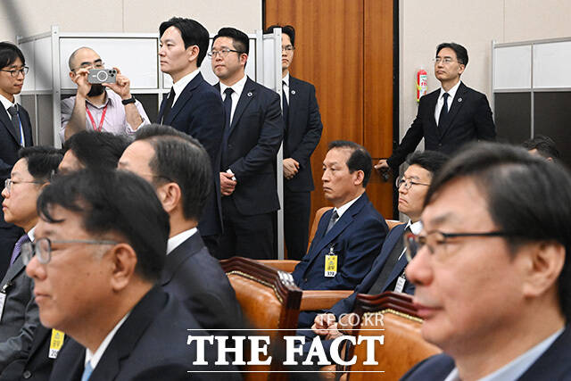 '쌍방울 대북 송금' 의혹 사건의 수사 담당자인 박상용 인천지검 부부장검사가 14일 오전 서울 여의도 국회에서 열린 윤석열 정권 정치검찰 조작기소 의혹사건 진상규명 국정조사 특별위원회 전체회의에서 증인 선서 거부 관련 발언을 하고 있다. 오른쪽은 이화영 전 경기도 평화부지사. /국회=남용희 기자