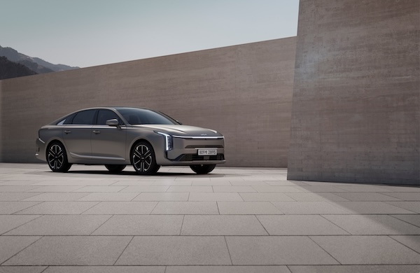 기아가 준대형 세단 'The 2027 K8' 판매를 시작한다. /기아