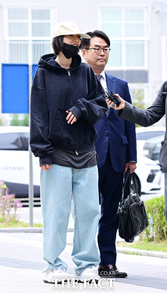 그룹 애프터스쿨 출신 가수 겸 배우 나나가 21일 오후 경기 남양주시 의정부지방법원 남양주지원에서 열린 자택 침입 강도 사건 재판에 증인으로 출석하며 취재진을 향해 인사하고 있다.  