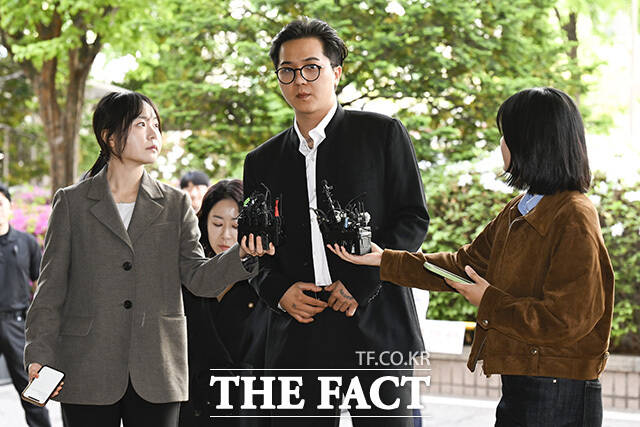 사회복무요원 부실 근무 의혹을 받고 있는 가수 송민호 씨가 21일 서울 마포구 서울서부지방법원에서 열린 공판에 출석 중 사과를 하고 있다. /송호영 기자