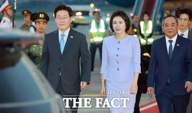 베트남을 국빈 방문한 이재명 대통령과 김혜경 여사가 21일(현지 시간) 하노이 노이바이 국제공항에 도착해 이동하고 있다. /하노이=뉴시스