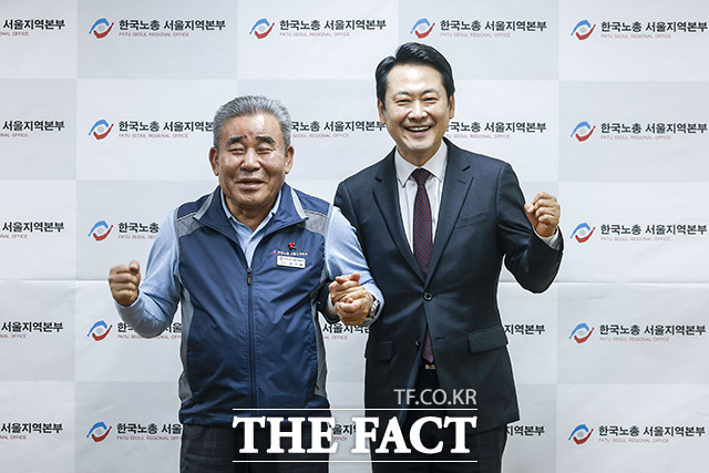 장동혁 국민의힘 대표(오른쪽)와 김기철 한국노총 서울지역본부 의장이 21일 오전 서울 영등포구 한국노총 서울지역본부 회의실에서 열린 국민의힘-한국노총 서울지역본부 간담회에서 기념촬영을 하고 있다. /남용희 기자