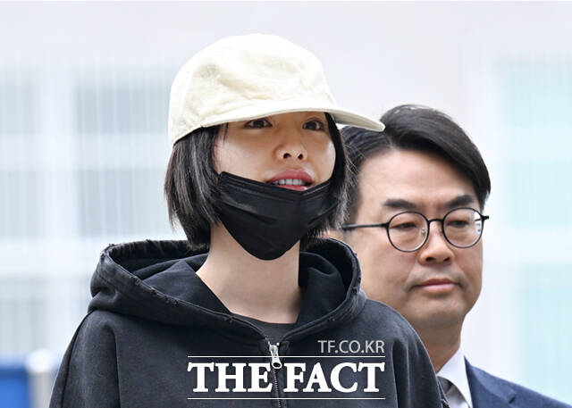 그룹 애프터스쿨 출신 가수 겸 배우 나나가 21일 오후 경기 남양주시 의정부지방법원 남양주지원에서 열린 자택 침입 강도 사건 재판에 증인으로 출석하며 입장을 밝히고 있다. /남양주=이새롬 기자