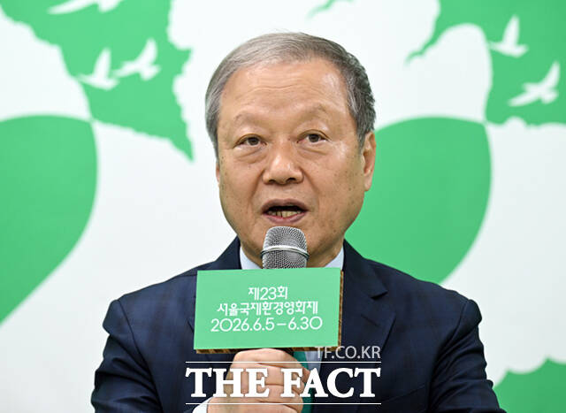 제23회 서울국제환경영화제 기자간담회가 21일 오전 서울 중구 환경재단 레이첼카슨홀에서 열린 가운데, 공식 홍보대사로 위촉된 가수 바다(오른쪽)가 최열 환경재단 이사장과 기념촬영하고 있다. /이새롬 기자