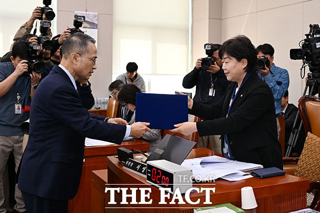 김규현 전 국가정보원장(왼쪽)이 서영교 위원장에게 선서문을 제출하고 있다. /국회=서예원 기자