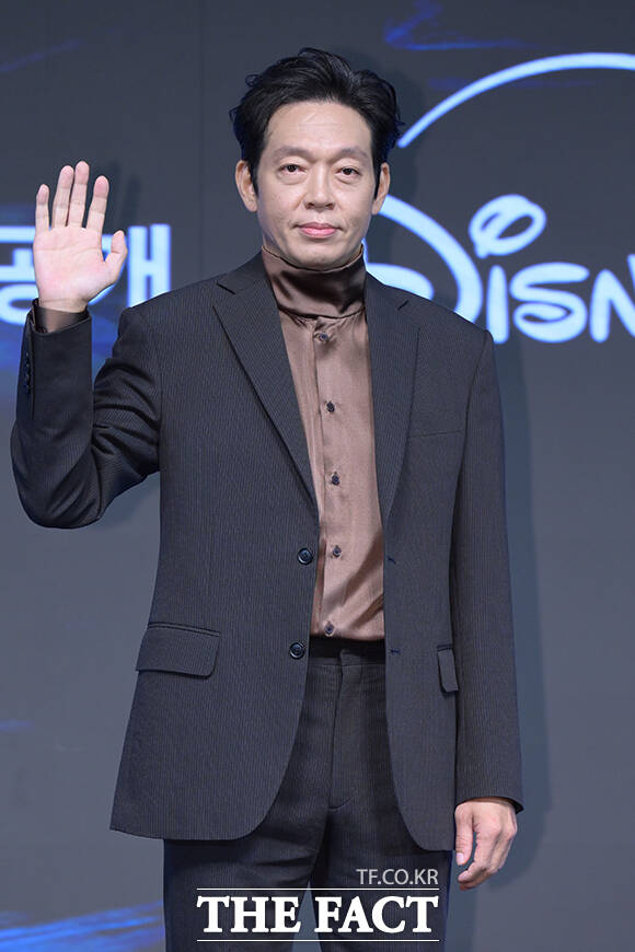 영화 '왕과 사는 남자'에서 영월군수 역을 맡은 배우 박지환이 제59회 단종문화제에 참석한다. 사진은 지난해 9월 열린 디즈니+ 새 오리지널 시리즈 '탁류' 제작발표회에 참석해 포즈를 취하고 있는 모습. /더팩트 DB